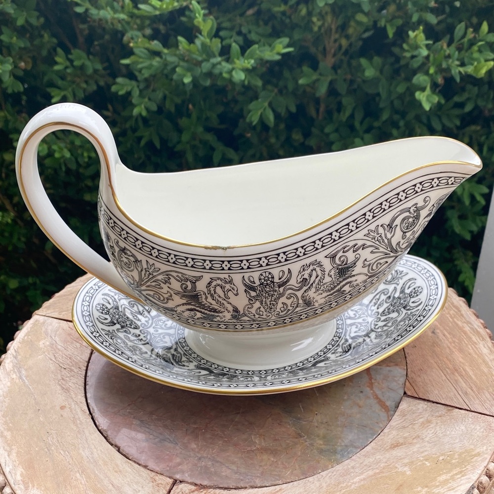 🤍🖤Wedgwood BLACK Florentine W4312 Bone China Gravy Boat Attached Plate Base🤍🖤